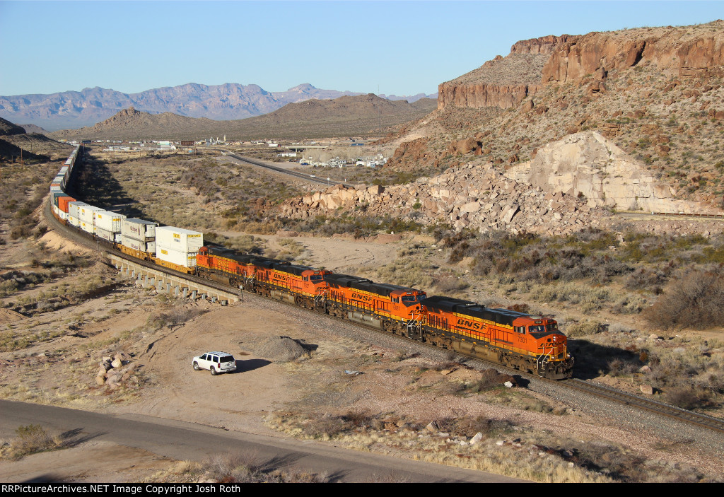 BNSF 7301, BNSF 6687 ,BNSF 7527 & BNSF 4072